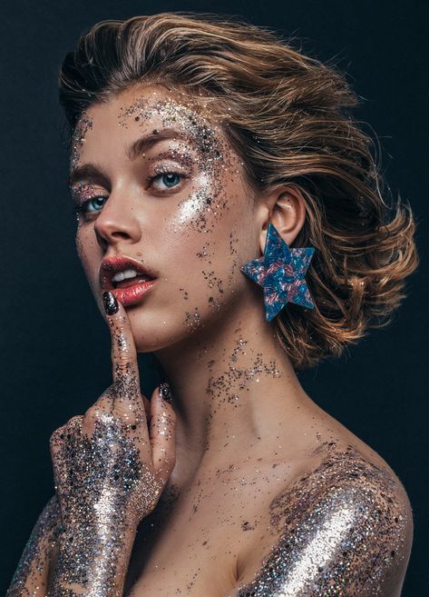 Glitter Photoshoot, Glitter Photo Shoots, Glitter Shoot, Art Meaning, Magazines Fashion, Glitter Photography, Creative Photoshoot, Photographie Portrait Inspiration, Creative Photoshoot Ideas