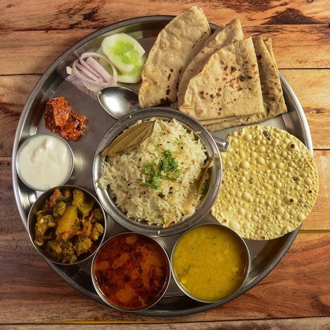 Veg Thali Indian, Food Items Indian, Punjabi Thali, Indian Food Images, Indian Thali, Indian Food Platter, Indian Fast Food, Veg Restaurant, Wedding Buffet Food