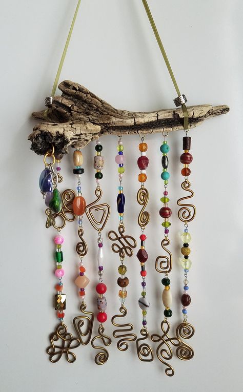 Beaded Suncatcher, Craft Journal, Driftwood Ideas, Diy Suncatchers, Beaded Things, Bead Crafts Diy, Diy Wind Chimes, Hanging Beads, Driftwood Crafts