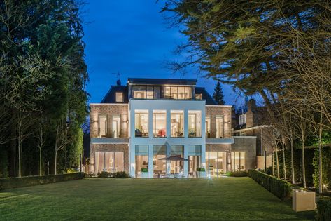 Villa for sale in London.  #London #Villa #Propertyforsale #LuxuryProperty.com Luxury Apartments London, Havertz And Sophia, London Mansion, Hampstead London, Beverly Hills Houses, London Pictures, London Property, Gatwick, London Apartment