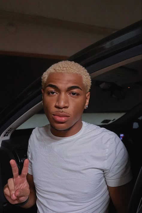 Blonde Weave Hairstyles, Hair Dye Inspiration, Boy With Black Hair, Bleached Hair Men, Short Bleached Hair, Boys Colored Hair, Black Hair Girl, Blonde Afro, Dye Inspiration