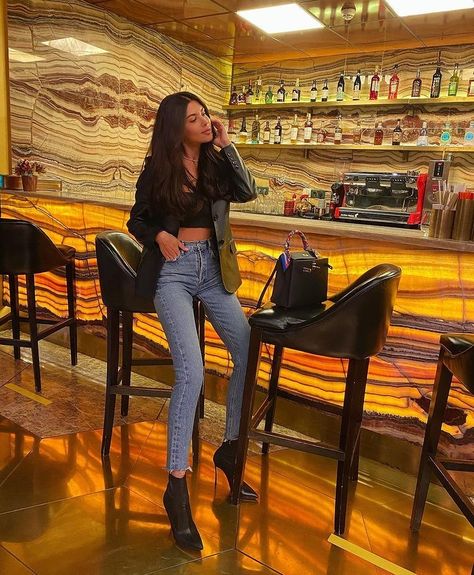 Outfit Bar, Leather Jacket Outfit, Leather Jacket Girl, Beach Clothes, Ideal Life, Black Look, Night Style, Autumn Fits, Sitting Poses