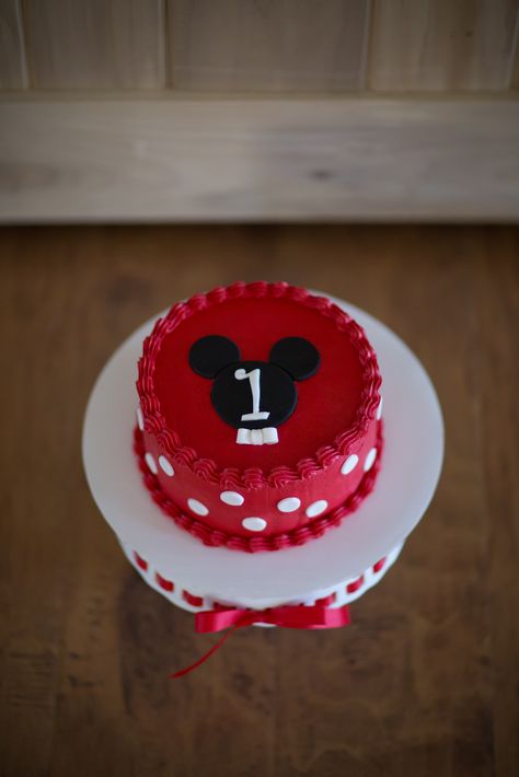 Mickey smash cake--but no fondant? Mickey Mouse Smash Cake, Minnie Mouse Cake Design, Mickey Mouse Smash Cakes, Cakes Without Fondant, Mary Birthday, Mickey Mouse Birthday Cake, Mickey Mouse First Birthday, Mickey Cakes, Cake Simple