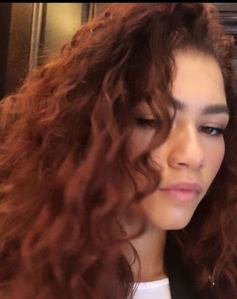 Red Hair Curly Dyed, Zendaya Red Hair, Zendaya Hair, Red Hair Inspo, Red Curly Hair, Cherry Chocolate, Colored Curly Hair, Hair Color Auburn, Zendaya Coleman