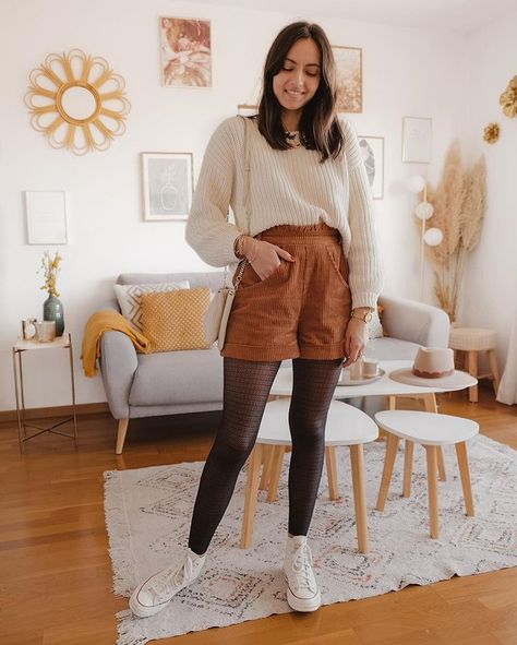 Cord Shorts Outfit, Corduroy Shorts Outfit, Athena Outfit, Shorts And Tights Outfit, Outfits Short Women, Suede Shorts, Cord Trousers, Trouser Outfit, Shorts Outfits Women