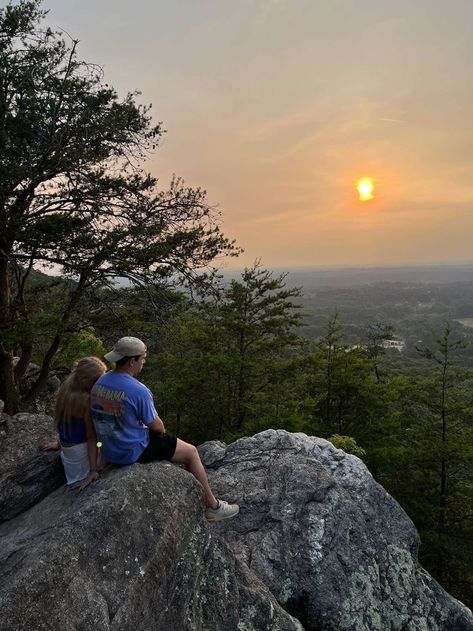 Couples Hike Aesthetic, Cute Hiking Pictures Couple, Couple Hiking Poses, Couples Watching Sunset Aesthetic, Cute Couple Camping, Mountains Couple Pictures, Couples Camping Aesthetic, Hiking Date Aesthetic, Couple Hiking Pictures