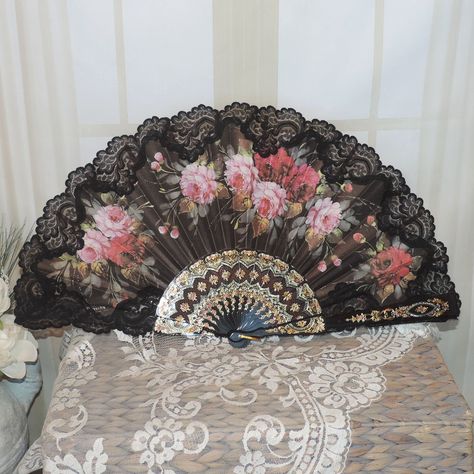 Spanish Fans Flamenco, Handheld Fan Aesthetic, Spanish Accessories, Versailles Aesthetic, Vintage Wedding Cupcakes, Flamenco Fan, Fan Aesthetic, Spanish Fan, Antique Fans