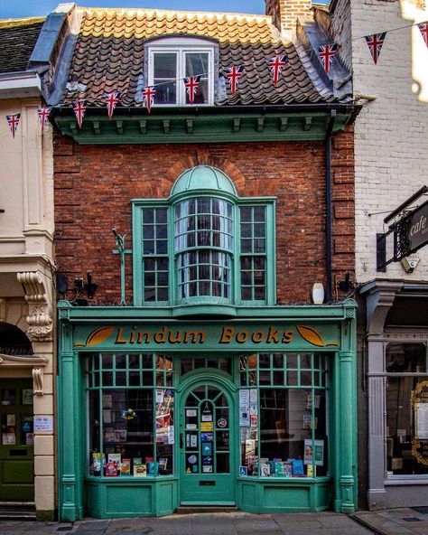 Liam Pearson on Instagram: “A book lovers dream! 📚, Also a facade lover too! 😍 📍Lincoln. . . #lincoln #lincolnshire #facade #facadedesign #facadelovers #book #books…” Aesthetic Architecture, Summer Jobs, Book Shop, Incubus, Shop Fronts, Cute House, Shop Front, Design Visual, Urban Sketching