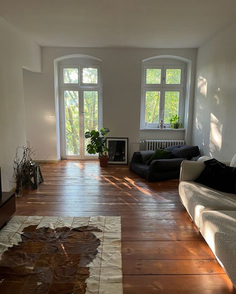 Kreuzberg, Berlin 📍 available to rent or swap Calm, modern and light flooded one bedroom flat with high ceilings and a brand new kitchen. Available now to rent or swap until September 🤝 Berlin Bedroom, Dream Flat, Berlin Style, One Bedroom Flat, Style Carpet, Berlin Fashion, High Ceilings, Space Decor, Dream Homes