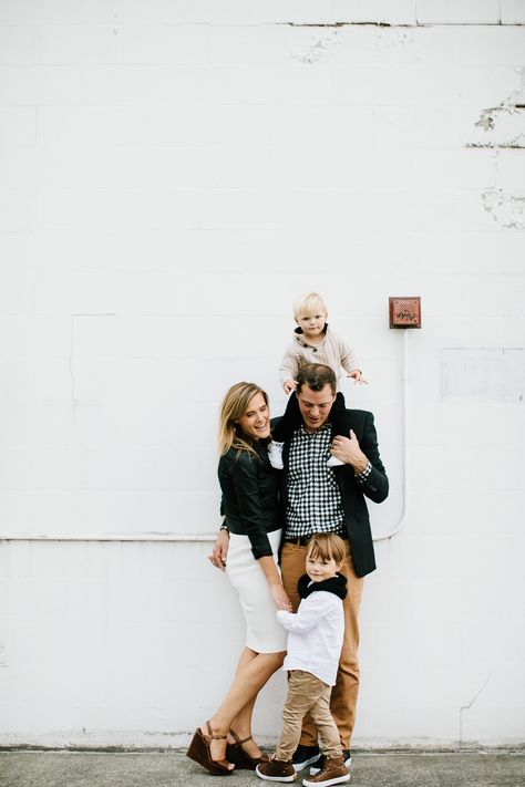 Urban Family Photo Shoot, Family Fall Photoshoot Ideas, Family Fall Photoshoot, Urban Family Photography, Urban Family Photos, Fall Photoshoot Ideas, City Holiday, Downtown Photography, Studio Vibes