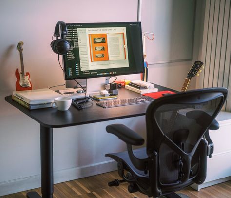 Workspaces on X Desks Setup, Black Desks, Home Desk Setup, Desk Modern Design, Desk Organisation, Mac Setup, Computer Setups, Desk Setups, Home Studio Setup