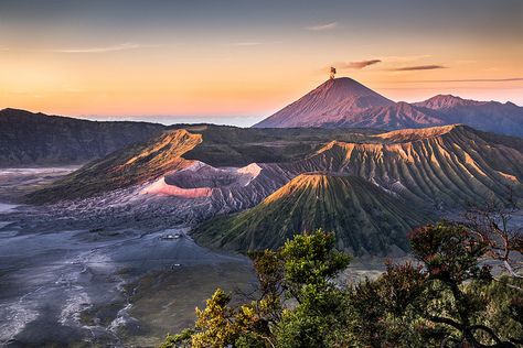 Bromo Sunrise | Flickr - Photo Sharing! Island Landscape, Volcanic Mountains, Java Island, East Java, Desktop Wallpapers Backgrounds, Hd Desktop, Paradise On Earth, Tourist Spots, Backpacking Travel