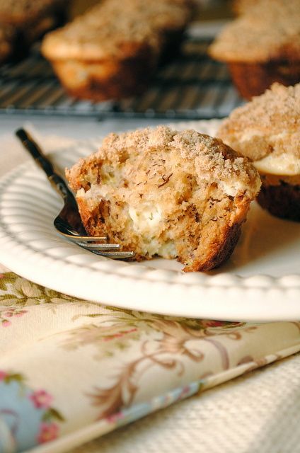 Banana Muffins With Crumb Topping, Banana Cream Cheese Muffins, Banana Cream Cheese, Banana Treats, Banana Crumb Muffins, Banana Nut Muffins, Cream Cheese Muffins, How To Simplify, Cheese Muffins