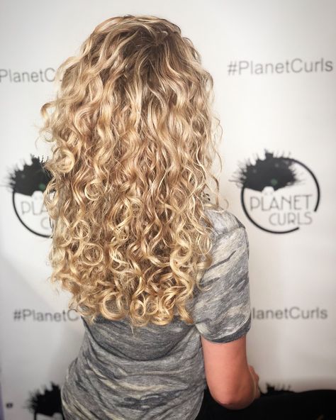 Curly Blonde Extensions, 2023 Blonde Hair Trends Curly, Blonde Highlights On Yellow Hair, Highlights Curly Hair Blonde, Curly Blonde Hair Naturally, Blonde Permed Hair, Short Curly Hair Blonde Highlights, Blonde Curls Natural, Curly Hair Blonde Balayage