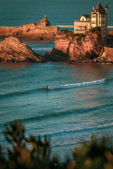 Point de vue sur la ville de Biarritz, avec la célèbre villa Beltza entre la plage du port vieux et la plage de la côte des basques, le Phare de Biarritz sur la pointe Saint Martin unique phare au Pays Basque Nord, la plage de la Côte des Basques avec vue sur les montagnes Basques, le rocher du Basta à la belle étoile proche de la Grande plage, le fameux rocher de la Vierge avec vue sur à 360° sur la côte Basque. #biarritz #cotebasque #paysbasque #villa belza #surf Biarritz Aesthetic, Regions Of France, Basque Country, La Pointe, Short Trip, Greatest Adventure, Saint Martin, Spain Travel, Bilbao