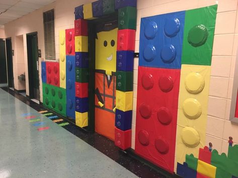 LEGO Mania Lego Door, School 2017, Door Decorations Classroom, School Programs, Bulletin Boards, Door Decorations, Lego, Back To School, Decor Ideas