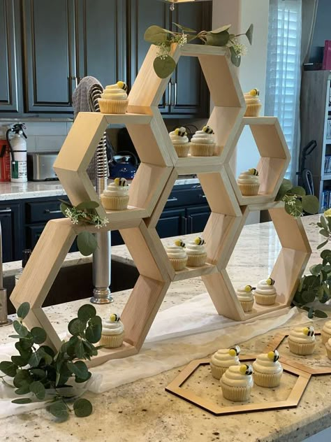 Bee Party Theme Decor, Boho Bee Theme, Honey Centerpiece Ideas, Honey Comb Theme Party, Bee Hive Party Decor, Bee Candy Table, Diy Honey Comb Decoration, Bee Party Snacks, Beehive Centerpiece Diy