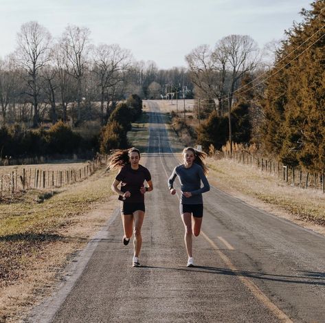 Blonde Running Aesthetic, Running Woman Aesthetic, Running Inspo Aesthetic, Runner Aesthetic Girl, Aesthetic Running Pictures, Running Aesthetic Fitness, Fall Running Outfit, Cross Country Aesthetic, Track Aesthetic