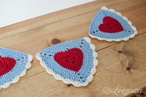 Granny Heart Triangle Bunting - Free Pattern - Loopsan Crochet Blog Crochet Garlands, Bunting Crochet, Crocheted Hearts, Bunting Tutorial, Triangle Bunting, Bunting Pattern, Heart Bunting, Crochet Bunting, Crochet Garland