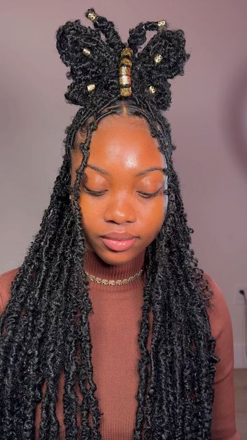 Xtensionz on Instagram: "Jamrock Locs with a cute butterfly on top ✨ . I love doing creative stuff with my clients! . Do you see that butterfly? RAW. . . . #butterfly #butterflylocs #fauxlocs #fauxlocsnj #njhairstylist #creativehair #creativehairstyles #butterflylocsnj #reels #reelsinstagram #protectivestyles #protectivehairstyles #blackhair #nyhairstylist #nylocs #njlocs #explorepage" Trendy Locs Hairstyles, Butterflylocs Hairstyle, Jamrock Locs, Butterfly Locs On Dreadlocks, Buterfluffy Braids, Butterfly Locs With Charms, Braids With Butterfly Clips, Butterfly Locs With Color, Momo Hair