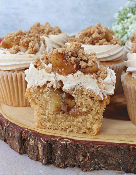 Apple Crumble Cupcakes Recipe, Apple Strudel Cupcakes, Recipe For Apple Crumble, Apple Crumble Cupcakes, Brown Sugar Crumble Topping, Appetizer Night, Crumble Cupcakes, Autumn Cupcakes, Special Cupcakes