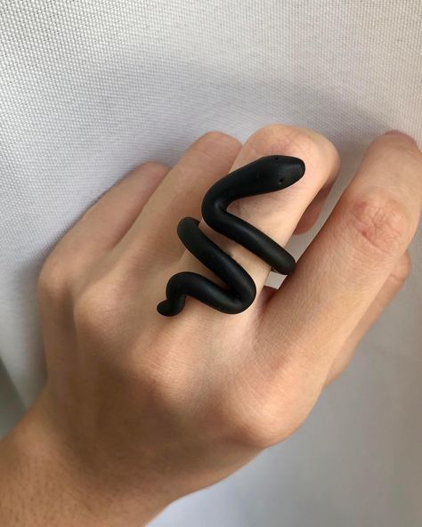 Handmade black polymer clay snake ring Cool Clay Rings, Black Clay Rings, Snake Clay Ring, Black Polymer Clay Ideas, Polymer Clay Snake Tutorial, Snake Clay Art, Air Dry Clay Snake, Polymer Clay Ring Ideas, Air Dry Clay Rings