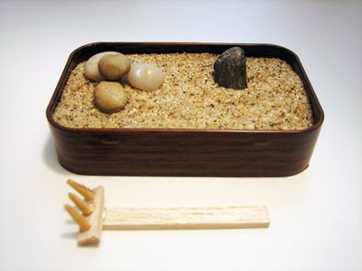 Altoids Tin Zen Garden Mini Jardin Zen, Altoids Mints, Random Diys, Tin Ideas, Tin Crafts, Miniature Zen Garden, Altoids Tin, Mini Zen Garden, Diy Stocking Stuffers