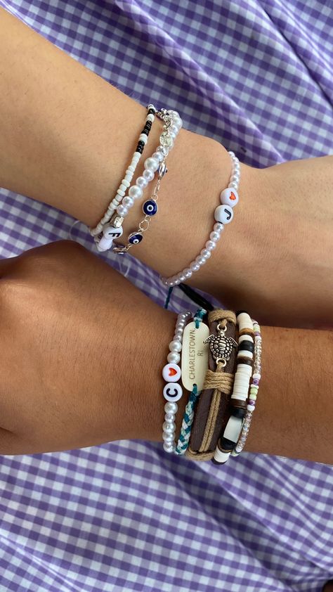 Bracelet For Besties, Aesthetic Friendship Bracelets Beads, Friendship Bracelets Stack, Matching Bracelets Aesthetic, Funny Friendship Bracelets, Friendship Bracelet Aesthetic, Aesthetic Friendship Bracelets, Friendship Bracelets Aesthetic, Trendy Jewelry Ideas