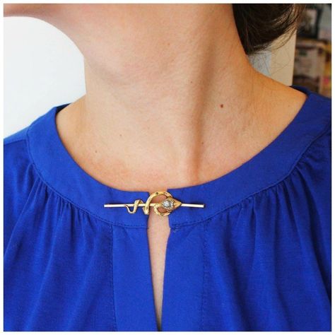 The fabulous Anya of GemFever rocking an antique bar brooch on a blue blouse. Wear A Brooch, Brooch Ideas, Wood Jewelry Display, Jewelry Organizer Stand, Antique Bar, Celebrity Jewelry, Trendy Glasses, Ideas Outfit, Antique Brooches