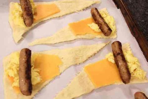 Sausage, Egg & Cheese Crescent Rolls Simple To Go Breakfast Ideas, Easy Handheld Breakfast Ideas, Dinner Idea With Eggs, Easy Recipes To Reheat, Easy Breakfast Party Ideas, Simple Breakfast Party Ideas, House Guest Meal Ideas, What To Make For Brunch Party, Best Breakfast For Dinner Ideas