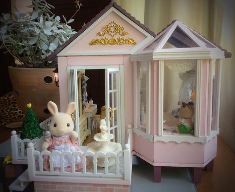 Sylvanian Families House, Calico Critters Families, Critters 3, Calico Critter, Doll House Ideas, Sylvanian Family, Kawaii Toys, Doll Diy Crafts, Pink Rabbit