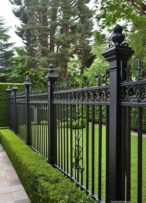 20 Stunning Short Fence Ideas That Will Transform Your Yard 32 Front Yard Garden Fence, Outdoor Iron Fence Ideas, Aluminum Fence Ideas Front Yard, Decorative Fencing Ideas, High Fence Ideas, Patio Fencing Ideas, Side Fence Ideas, Short Fence Ideas, Fence Ideas Front Yard