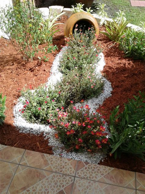 Rockery Ideas, Gardening Flowers Ideas, Garden Flower Ideas, Flower Box Garden, Spilled Flower Pot Ideas, Garden Flowers Ideas, Spilled Flower Pot, Garden Ideas Flower, Flower Bed Garden