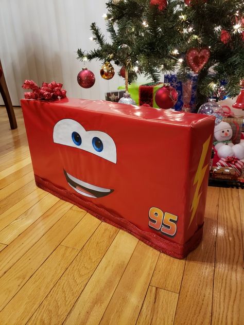 Disney Cars Christmas, Disney Cars Theme, Flash Mcqueen, Christmas Wrapping Diy, Baby Milestones Pictures, Disney Gift, Christmas Themes Decorations, Christmas Car, Creative Gift Wrapping