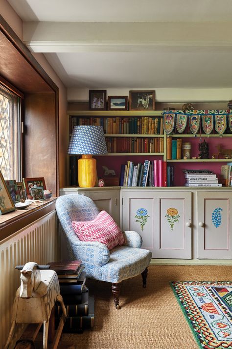 House Tours – Page 9 of 10 – Frederic Magazine Comfy Cottage Living Room, English Cottage Playroom, Vintage English Cottage Interiors, Cosy Sitting Room, British Cottage Interior, Maine Cottage Interiors, Quirky Cottage, Frederic Magazine, English Cottage Interiors