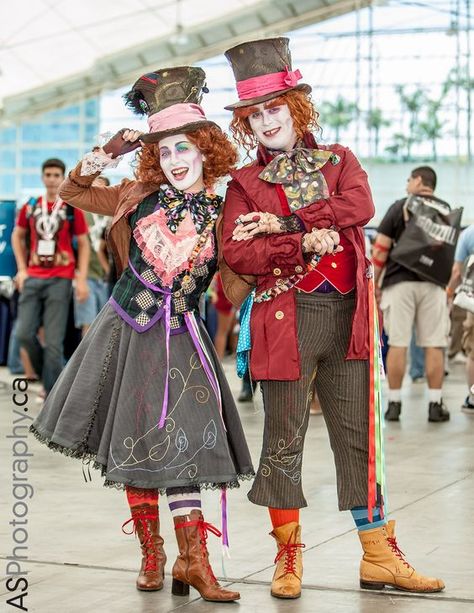 Inspiration & accessories for your DIY Mad Hatter halloween costume Idea #madhatter #madhattercostume #costume #madhattermakeup #themadhatter #madhatterdiycostume #diymadhattercostume #madhatterhat #madhatterhalloweencostume #aliceinwonderlandcostume #diymadhatterhat #madhattermakeuptutorial #diyhalloweencostume #halloweencostume #madhatterdiy #madhatterkidcostume #kidsmadhattercostume #madhattercostumeideas #doityourself #diycostume #diytutorial #costumeidea #costumediy #groupcostume Mad Hatter Cosplay, Carnaval Make-up, Diy Fantasia, The Hatter, Halloween Costumes 2014, Fashion Costume Halloween, Cosplay Disney, Mad Hatter Costume, Halloween Costumes For 3