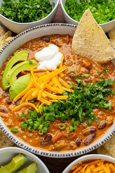 Queso Beef and Bean Chili Slow Cooker Beef Recipe, Queso Chili, Beef And Bean Chili, Closet Cooking, Soups Stews Chilis, Slow Cooker Recipes Beef, Healthy Lunch Meal Prep, Chili Recipe Easy, Bean Chili