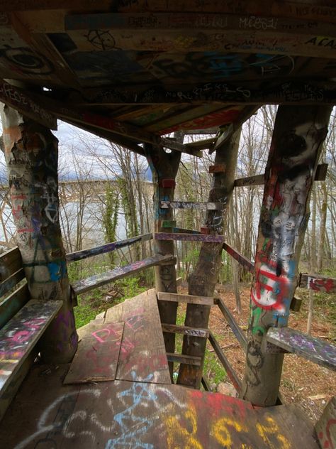 Treehouse Inside A Tree House, Tree House Aesthetic Inside, Cozy Treehouse Interior, Abandoned Treehouse, Aesthetic Treehouse, Treehouse Inside, Treehouse Aesthetic, Forest Fort, Theo Core