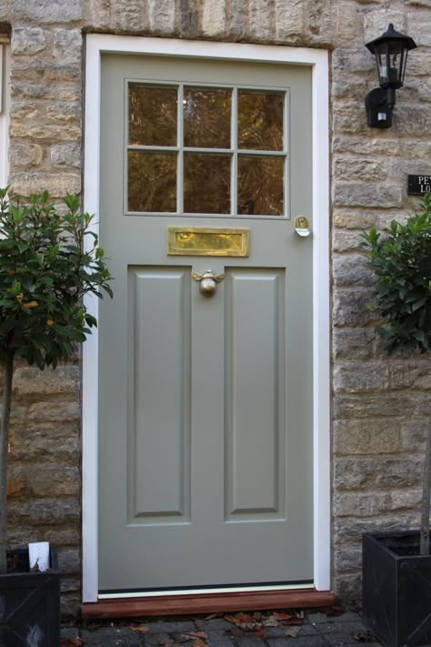 Front Doors Uk, Solid Wood Front Door, Exterior Door Designs, Cottage Front Doors, Traditional Front Doors, Green Front Doors, Front Door Styles, Wooden Front Door, Beautiful Front Doors