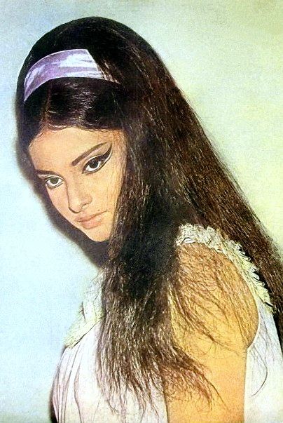 Retro Fashion 70s Indian, 60s Bollywood Fashion, Rekha Actress Style, Retro Bollywood Fashion, Rekha Actress, Bollywood Makeup, Vintage Bollywood Aesthetic, 60s Makeup, Bollywood Retro