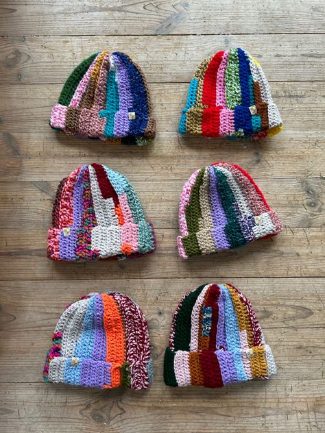 Craft Sale Display Ideas Crochet, Colourful Knit Hat, Crochet Hat Inspiration, Crochet Scrap Hat, Scrap Beanie Crochet, Crochet Mini Scarf Free Pattern, Scrap Yarn Crochet Beanie, Colorful Crochet Hat, Crochet Hats Aesthetic