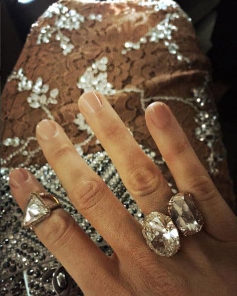 7 Times Blake Lively Proved She Has a Jewelry Obsession Blake Lively Ring, Lorraine Schwartz Jewelry, Blake Lovely, Lorraine Schwartz, Hollywood Jewelry, Red Carpet Jewelry, Stars D'hollywood, Sag Awards, Jewelry Post