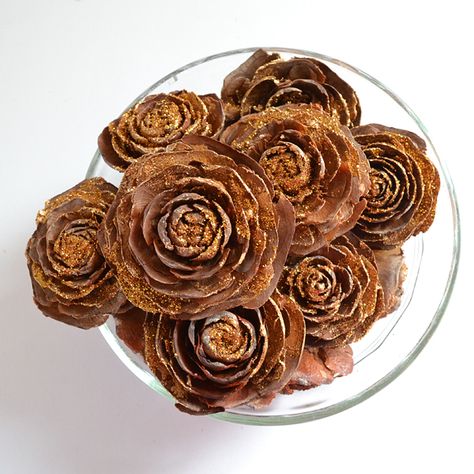 Make your own scented pine cones in any scent you choose. These are cedar roses! Flowers Craft Ideas, Scented Pine Cones, Faux Succulent Wreath, Pine Cone Flowers, Pine Cone Flower Wreath, Scented Pinecones, Pins Diy, Small Pine Cones, Cone Flowers