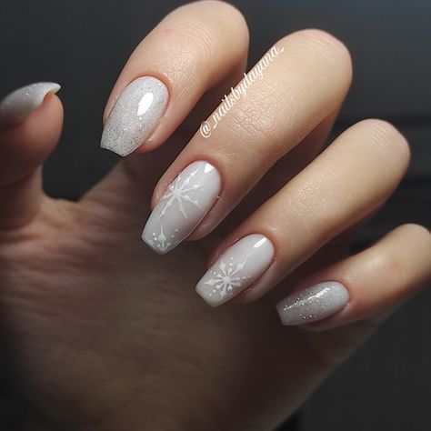 White Winter Nails Snowflakes, Winter Nails Milky White, Milky White Nails With Snowflakes, Milky Winter Nails, Milky White Winter Nails, White Nails Snowflake, White Nails With Snowflakes, White Snowflake Nails, Nails With Snowflakes