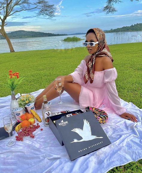 Bday Picnic Photoshoot, Pink Picnic Photoshoot, Tea Party Picnic Photo Shoot, Picnic Aesthetic Black Women, Luxury Picnic Black Women, Picnic Date Outfits, Picnic Fashion, Picnic Pictures, French Girl Aesthetic