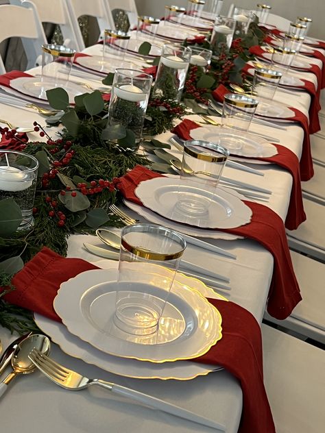 Long Christmas Dinner Table, Friendsmas Party Table Decor, Christmas Day Party Ideas, Christmas Eve Decor Ideas, Christmas Small Dining Table Decor, Friendsmas Table Decorations, Christmas Plate Settings Ideas, Work Christmas Party Table Decor, Christmas Event Table Decor