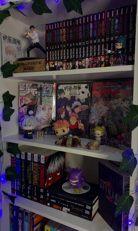 Anime Living Room Decor, Mangatheque Aesthetic, Manga Set Up, Anime Aesthetic Bedroom, Manga Collection Room, Anime Themed Room, Manga Shelf Ideas, Manga Room Decor, Manga Display