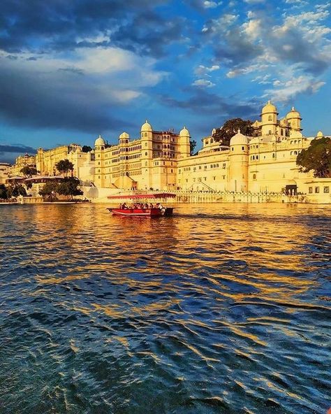 7 Best Things to do in Udaipur, Rajasthan – Travelogy Rajasthan Fort Photography, Jaipur Landscape Photography, City Palace Udaipur Photography, Udaipur Wallpaper, Udaipur Photos, Rajasthan Aesthetic, Udaipur Photography, Indian Fort, City Palace Udaipur