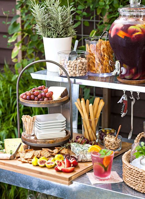 detail-outdoor-entertaining-charcuterie-25jFbBOAarBATKKRHG5is6 Food Simple, Graduation Party Foods, Graduation Party Ideas, Rustic Party, Homemade Syrup, Appetizer Ideas, Chocolate Covered Cherries, Party Deco, Potting Bench