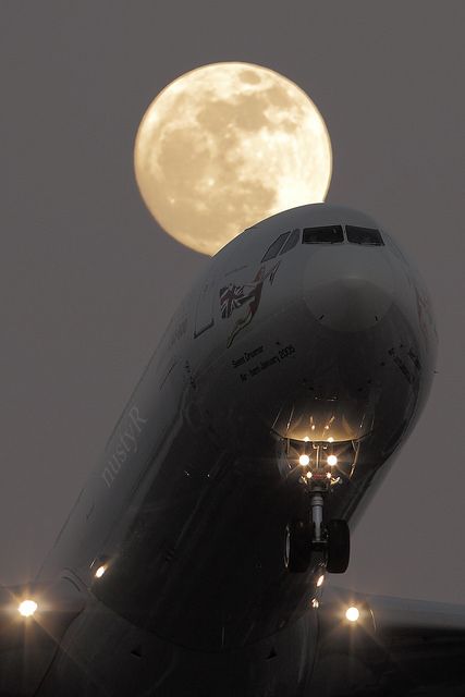 Aviation Aesthetic, Photo Avion, Airplane Wallpaper, Airplane Photography, Shoot The Moon, Moon Pictures, Beautiful Moon, Air Travel, Travel Aesthetic